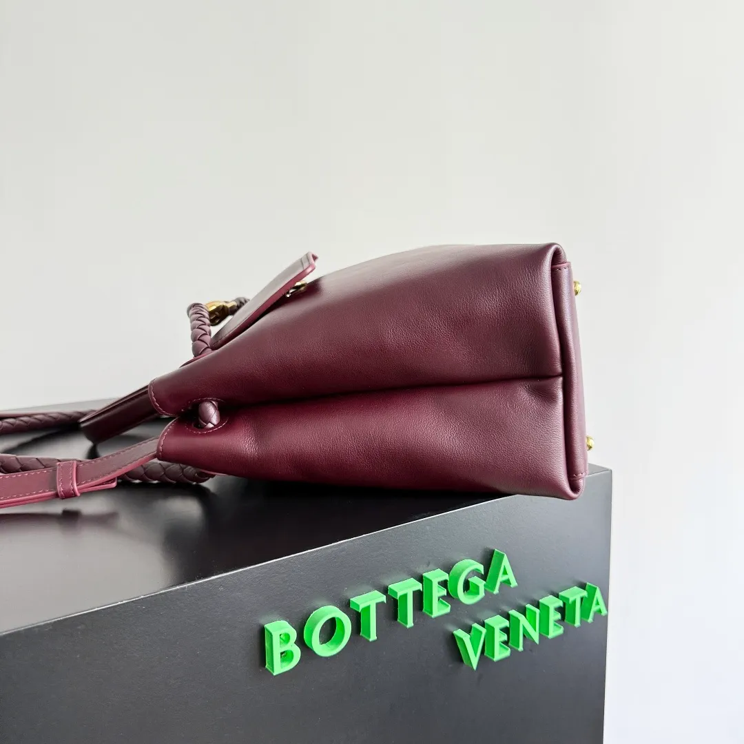 Batch 2360 BottegaVeneta Latest Ciao Ciao Bag Silky cowhide two-way flap handbag with signature twist detail, hidden hook closure, flap can be fastened to the front or attached to the INTRECCIATO woven interior pocket, comes with an adjustable and detachable crossbody strap, interior compartment, and also features a zippered pocket. The surprise flap has various shapes. Style 1 - Cover the bag surface and expose the knot decoration. Style 2 - Place the flap inside the bag. A buckle is also designed. Style 3 - The U-shaped position of the top handle in the hand bag. Style No.: 817231 Size: 34*26*15cm